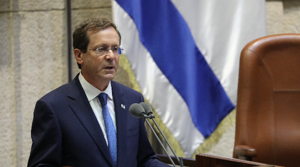 El presidente electo Isaac Herzog habla durante su ceremonia de juramento presidencial en la Knesset, el Parlamento israelí, en Jerusalén, este 7 de julio de 2021. Foto: EFE