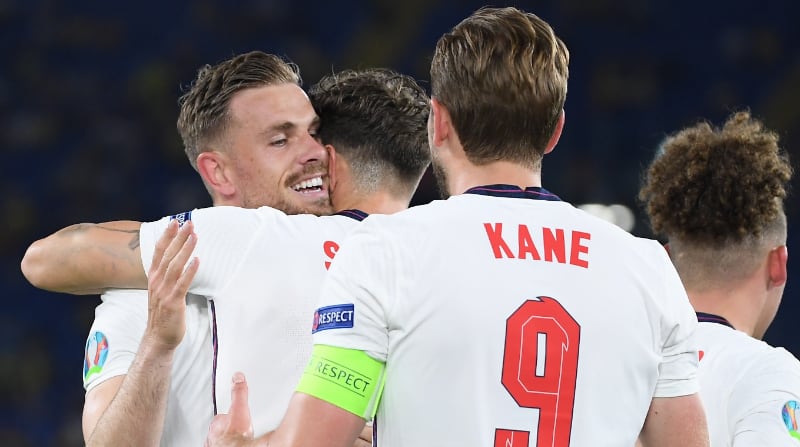 Jordan Henderson (i) de Inglaterra celebra tras anotar el 0-4 durante el partido de cuartos de final de la Eurocopa 2020 entre Ucrania e Inglaterra en Roma, Italia, este 3 de julio de 2021. Foto: EFE