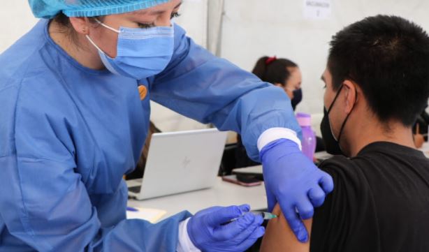 Las autoridades esperan contener el avance de la variante Delta con el proceso de vacunación. Foto: Gobernación Azuay