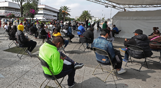 Grupos de personas, en su mayoría jóvenes, esperan para realizarse las pruebas para detectar el covid-19, el 15 de julio de 2021, en la Ciudad de México (México). Foto: EFE