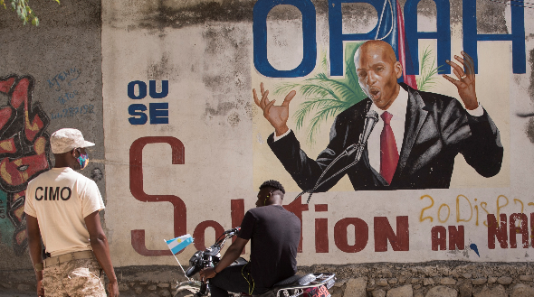 Un policía vigila el acceso a la casa del asesinado presidente Jovenel Moise en Puerto Príncipe (Haití). el 11 de julio del 2021. Foto: EFE