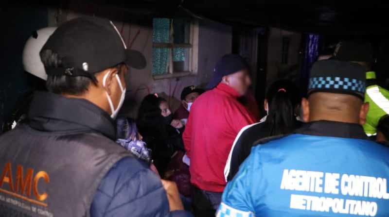 Personal del Municipio de Quito y Policía Nacional intervinieron una fiesta clandestina en el sector de Cochapamba, en la noche del 3 de julio del 2021. Foto: Twitter AMC Quito