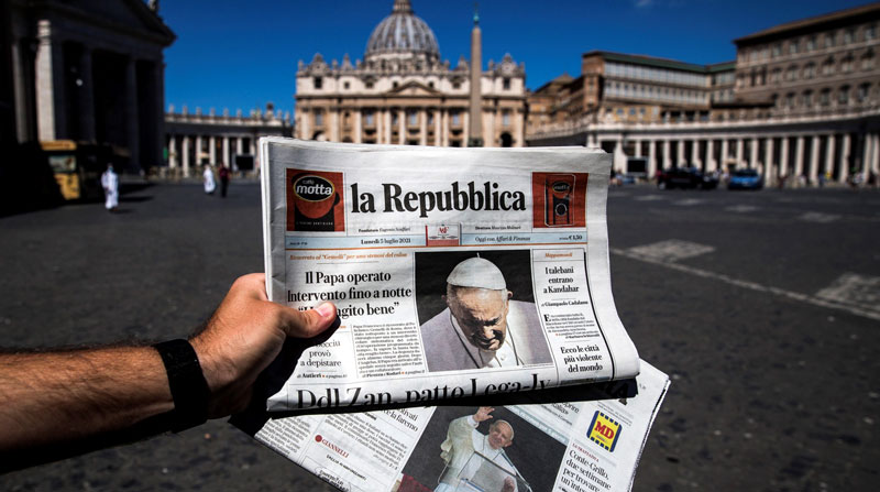 La salud del Papa ha causado expectativa, luego de conocerse sobre la operación a la que se sometió. Foto: EFE