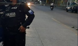 Agentes de la Policía investigan el ataque con disparos a una cancha de fútbol que dejó personas fallecidas en el Guasmo Sur, en Guayaquil. Foto: Twitter Policía Ecuador