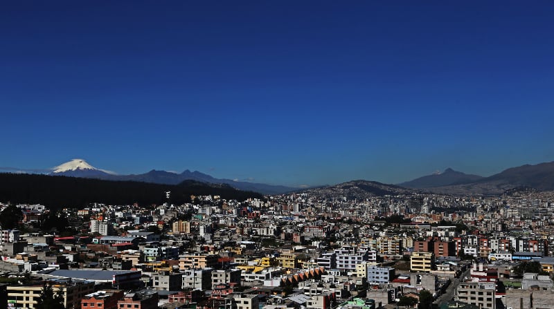 En Quito se prevé que en el norte el termómetro marque entre los 7° y 8° centígrados y los 4° centígrados en el sur. Vista del volcán Cotopaxi (i) e Illinizas desde el norte de Quito este 5 de julio del 2021. Foto: Diego Pallero / EL COMERCIO