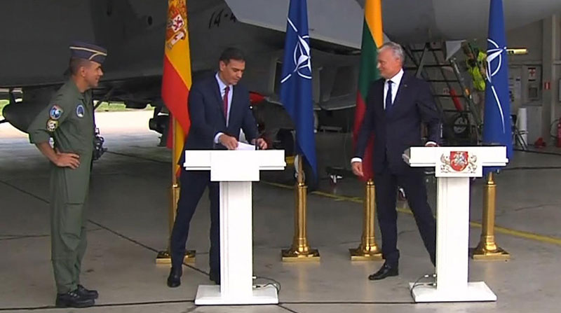 El presidente de España, Pedro Sánchez, tuvo que interrumpir su discurso, ante la alerta de una amenaza de aeronave, posiblemente de Rusia, en Lituania. Foto: EFE