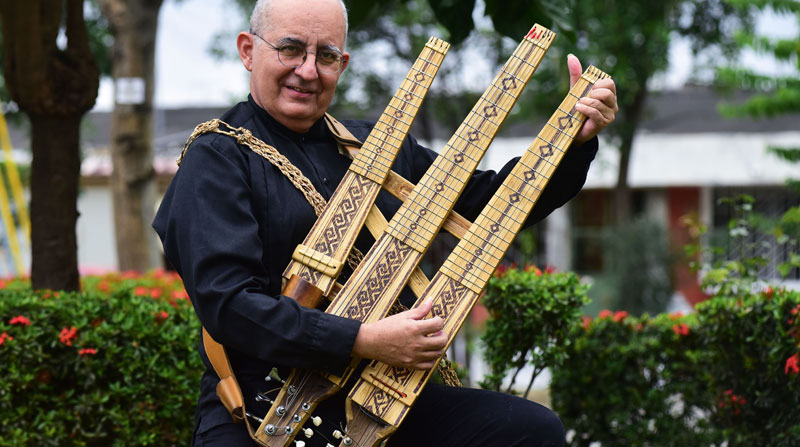 Schubert Ganchozo es el creador de la Orquesta Macolla, la primera del Ecuador que cuenta con todos sus instrumentos elaborados en bambú. Foto: Enrique Pesantes/ EL COMERCIO