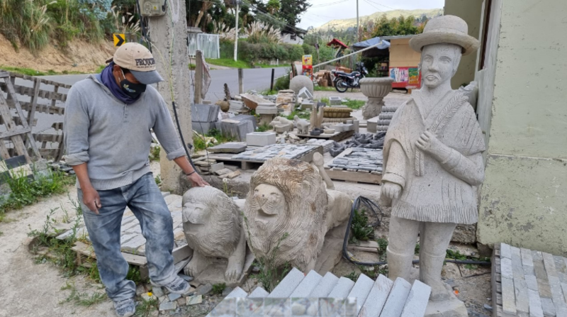 Las manos hábiles de los picapedreros siguen tallando y creando obras pese a la crisis de la pandemia. Foto: Lineida Castillo / EL COMERCIO