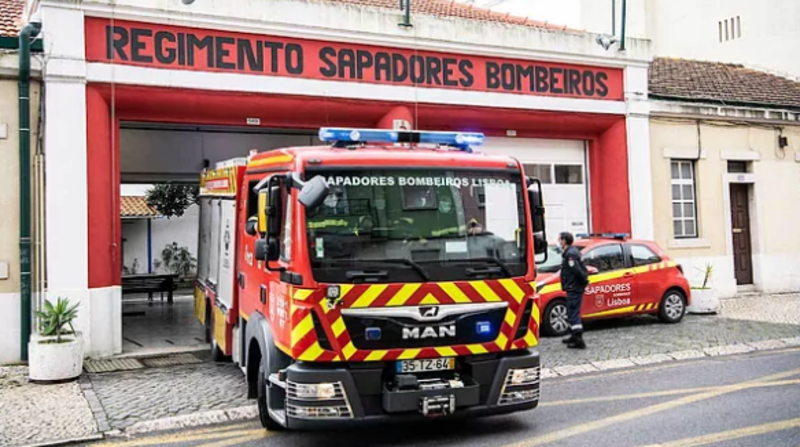 El incendio comenzó en las escaleras del edificio por causas que aún se desconocen. Foto: Bomberos de Lisboa