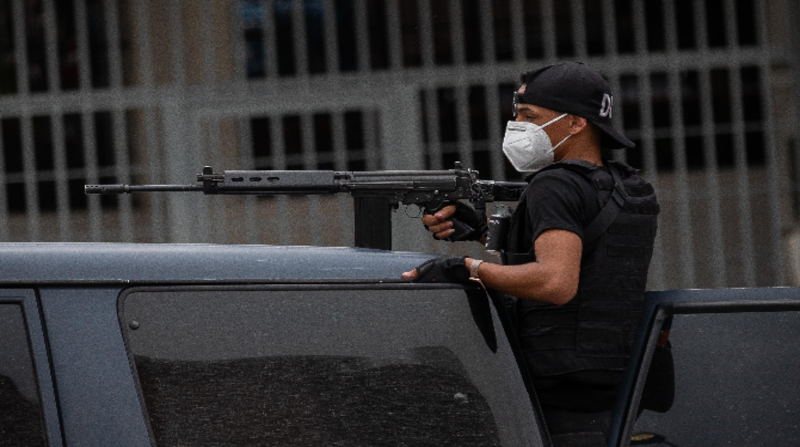 Los enfrentamientos que comenzaron el pasado miércoles y concluyeron este viernes 9 de julio de 2021 en la capital venezolana. Foto: EFE