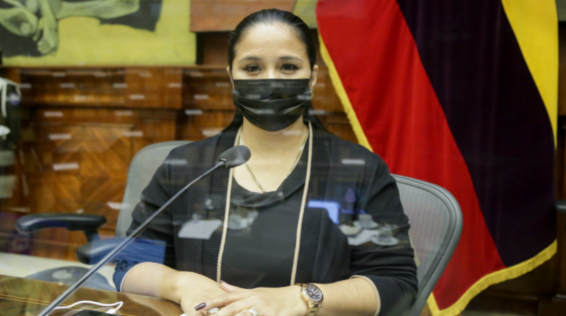 La segunda vicepresidenta de la Asamblea Nacional, Bella Jimenez, suspendió la sesión 714 y dejó pendiente la votación por parte de los asambleístas. Foto: Twitter de @AsambleaEcuador.