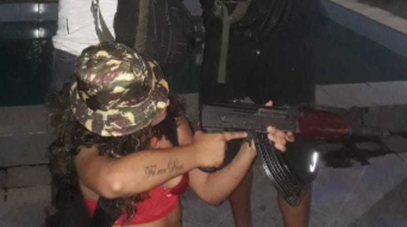 Rayane Cardozo da Silveira, conocida 'Hello Kitty', de 22 años de edad, se encontraba involucrada en el mundo de narcotráfico por influencia de su padre. Foto: Captura de pantalla