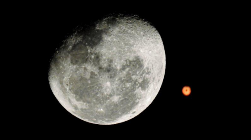 Imagen referencial. La Luna tendrá el 14% de su superficie iluminada, por tanto, dejará a la vista a Marte. Foto: iStock
