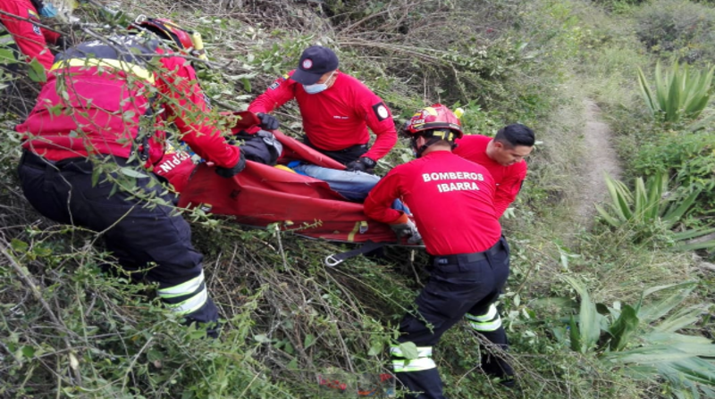 Los bomberos de Ibarra rescataron a un ciudadano, de 37 años. El vehículo en que se encontraba perdió pista y cayó a un abismo. Fotos: Cuerpo de Bomberos de Ibarra