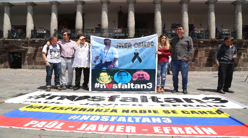 Plantón en la Plaza Grande por parte de los familiares de los periodistas secuestrados y asesinados. Foto: ARCHIVO EL COMERCIO