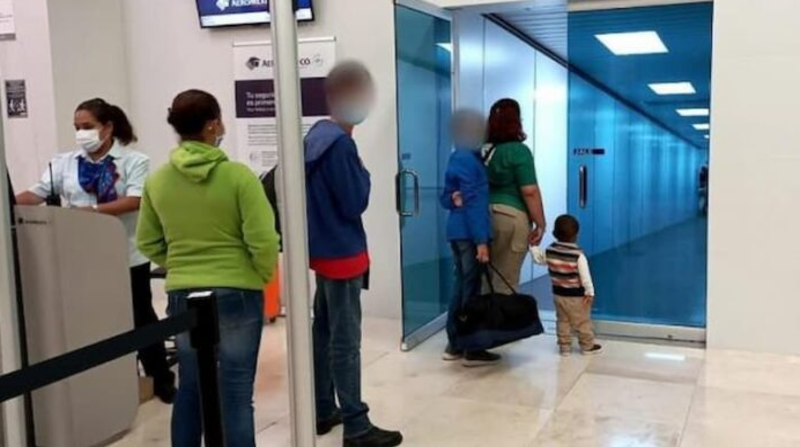 El menor de edad fue custodiado por autoridades del Instituto Nacional de Migración en el aeropuerto Internacional de la Ciudad de México, México. Foto: EFE