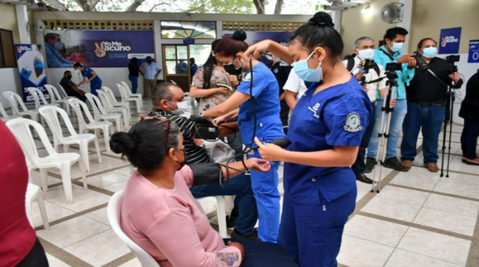 Autoridades de El Oro recorrieron la mañana de este miércoles 14 de julio de 2021 varios puntos de vacunación en Machala. / Gobernación de El Oro.