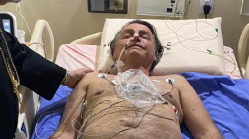 La obstrucción intestinal que tiene Jair Bolsonaro sería consecuencia del atentado que sufrió en 2018, en medio de la campaña electoral que le llevó al poder, cuando fue acuchillado en el abdomen por una persona. Foto: Cuenta de Twitter de @jairbolsonaro