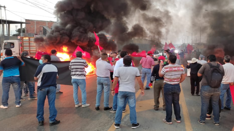 Un grupo de profesores y estudiantes incendiaron neumáticos y bloquearon la vía Guayaquil-Daule. Foto: Twitter de @Cupsfire_gye