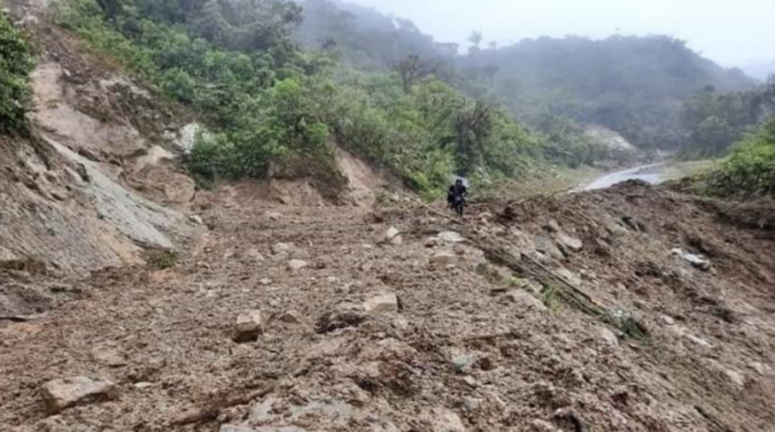 La carretera que conecta a las provincias de Carchi y Sucumbíos, en el norte de Ecuador, está cerrada a causa de varios deslaves. Foto: Cortesía de la Junta Parroquial de El Playón
