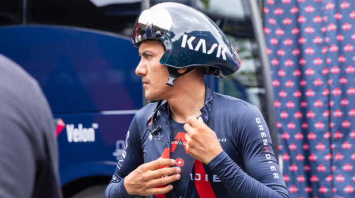 El ciclista ecuatoriano Richard Carapaz, con el casco para la contrarreloj individual el 17 de julio del 2021. Foto: Twitter @RichardCarapazM