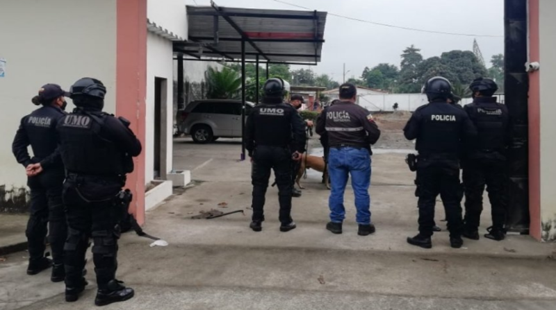 Con una orden judicial, los agentes policiales allanaron inmuebles de la ciudad de Quevedo. Foto: Twitter de @PoliciaEcuador
