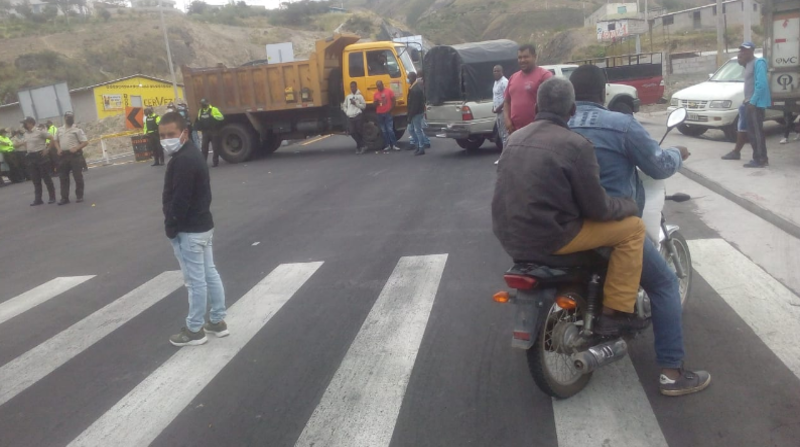 En el sector de Piquiucho, en Carchi, un grupo de pobladores bloquearon la vía Panamericana que enlaza a Imbabura y Carchi. Foto: Jefatura Política de Bolívar