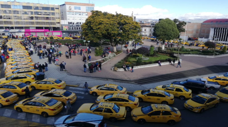 Los socios de tres operadoras de taxis se concentraron en el Parque Principal de la urbe fronteriza con Colombia. Foto: Javier Montalvo/ para El Comercio