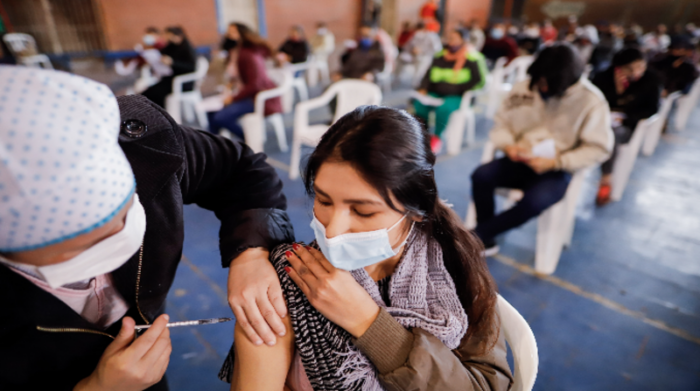 Paraguay inició su plan de vacunación contra el coronavirus en febrero, con el personal sanitario y los adultos mayores, y fue rebajando poco a poco su edad en distintas fases. Foto: EFE