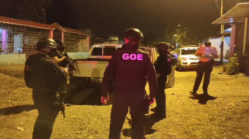 Personal militar junto a policías élites salieron a las calles para custodiar entidades gubernamentales y casas de salud. Foto: Twitter de @PoliciaEcuador