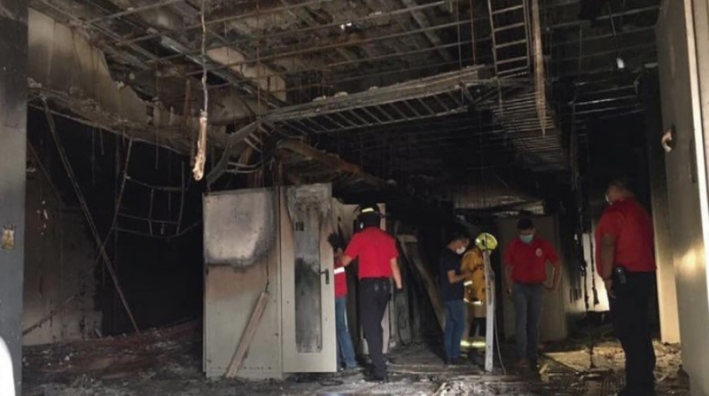 El Cuerpo de Bomberos de Portoviejo señaló que para controlar el incendio se necesitaron 22 bomberos, cuatro unidades de ataque y abastecimiento y dos ambulancias para resguardar la integridad del personal bomberil. Foto: Cortesía hospital de Especialidades de Portoviejo
