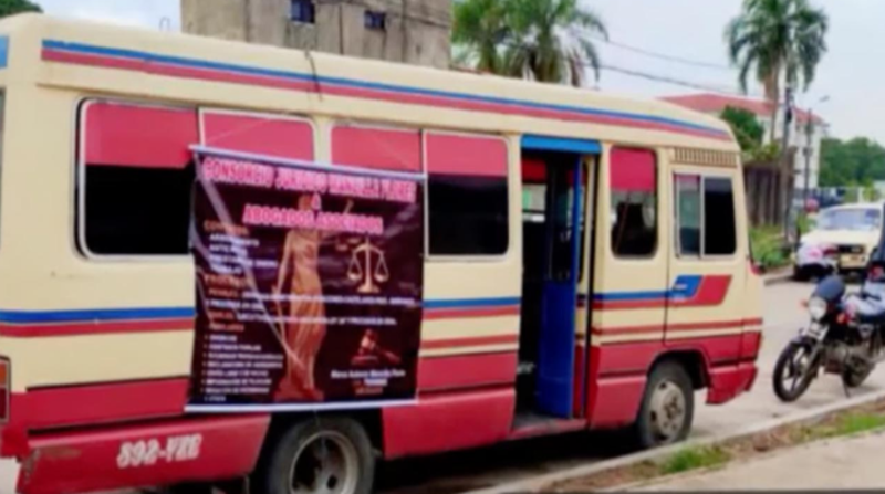 El popular autobús de Bolivia pretende llegar a los barrios más alejados para brindar asesoramiento en cuestiones penales, civiles y familiares. Foto: Captura de pantalla