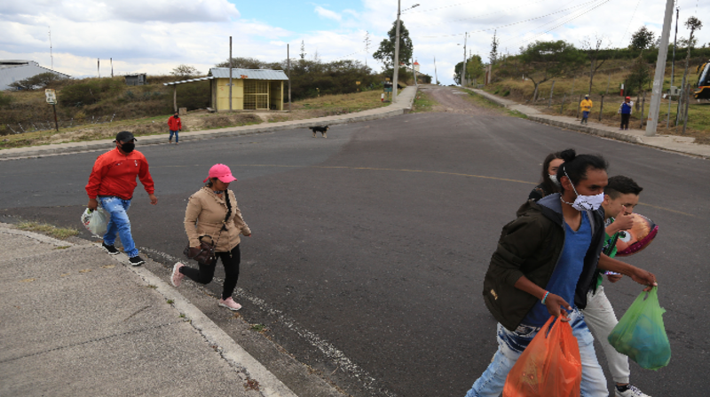Moradores del barrio El Inga Bajo, que se encuentra junto al relleno sanitario de El Inga, son los mas afectados por los fuertes olores de la basura que se entierra en la piscinas y lixiviados . Foto: Diego Pallero / EL COMERCIO