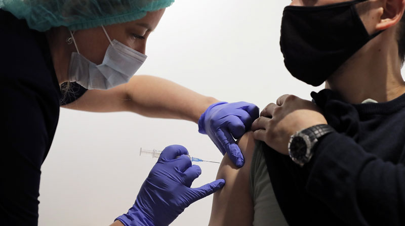 Rusia ha iniciado pruebas clínicas para determinar la eficacia de la vacuna contra el covid-19 Sputnik V en adolescentes. Foto: EFE