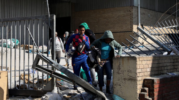 Centros comerciales, pequeños negocios, viviendas y demás establecimientos han sido atacados por saqueadores durante los disturbios que se han extendido durante días en Sudáfrica. Foto: EFE