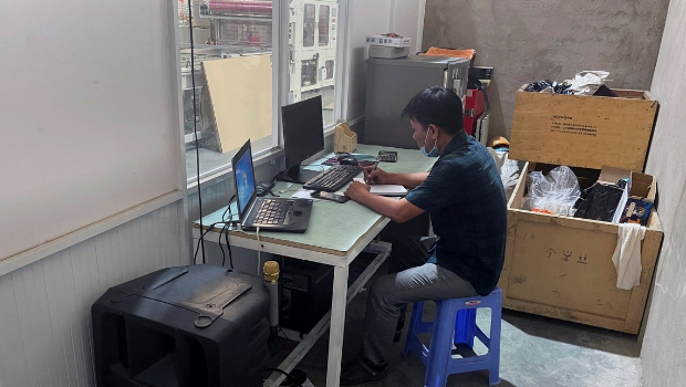 Miles de operarios vietnamitas llevan casi dos semanas durmiendo en fábricas y otros centros laborales para poder mantener la producción sin incumplir las restricciones de movimiento impuestas por el covid-19. Foto: EFE