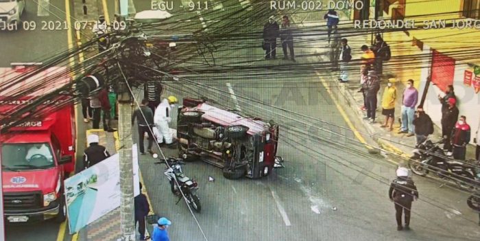 El vehículo quedó volcado sobre el lado del conductor, tras un accidente en Sangolquí. Foto: Cortesía ECU 911