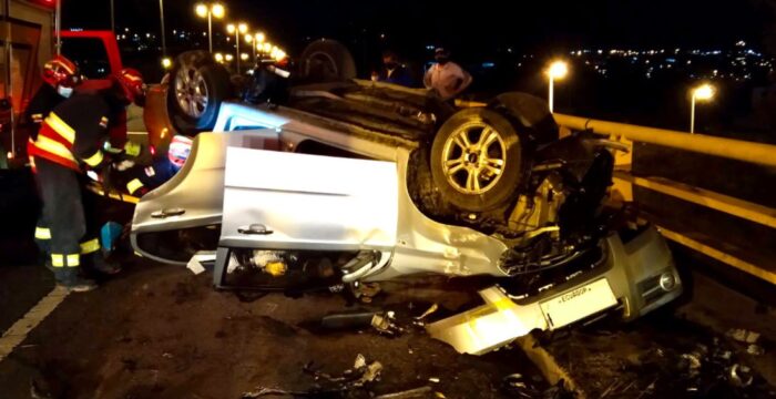 Una persona quedó atrapada tras el volcamiento del vehículo en la Ruta Viva. Foto: Twitter Bomberos Quito