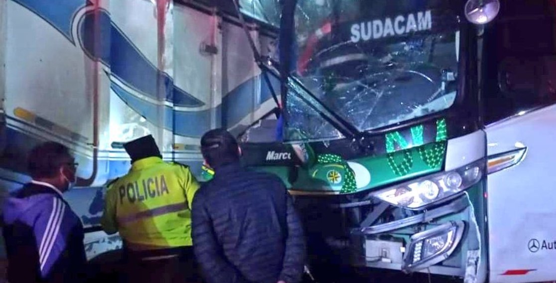 Parte de la cabina del bus interprovincial quedó incrustada en una de las esquinas del vehículo pesado, tras el accidente. Foto: ECU 911