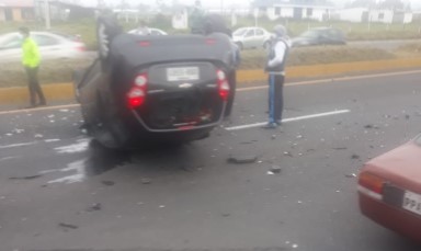 El otro vehículo involucrado en el accidente quedó volcado sobre esa carretera que une a Quito con las provincias de la Sierra Centro. Foto: Cortesía