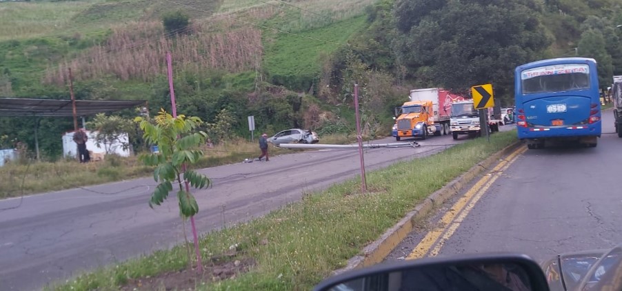 Un auto chocó contra un poste, cuando circulaba por la avenida Simón Bolívar, en el sur de Quito. Foto: Cortesía Ruteros del Ecuador