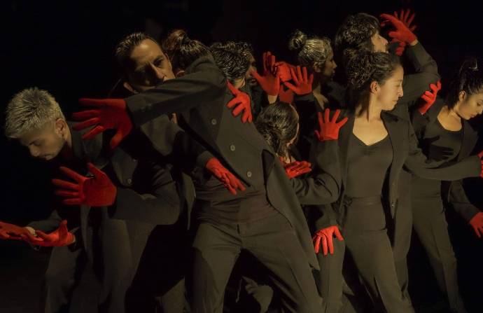 ‘Manos’ es una obra dirigida por Jorge Alcolea. En la pieza participa el elenco de la CND. Foto: Cortesía