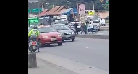 Agentes de tránsito fueron agredidos en Guayaquil. Foto: Captura