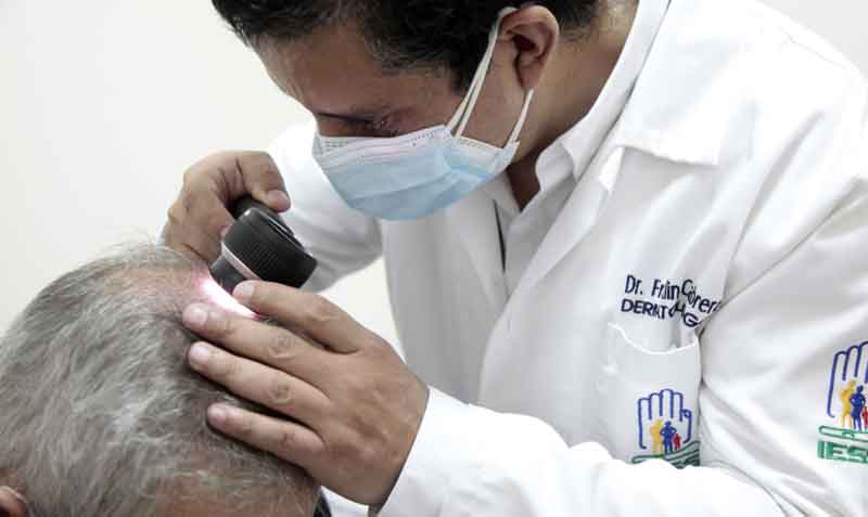 El dermatólogo Franklin Cabrera, jefe de la Unidad, en el Hospital Carlos Andrade Marín, del Seguro Social. Foto: Patricio Terán / EL COMERCIO