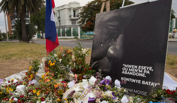 Fotografía fechada el 14 de julio de 2021 de un altar con flores como homenaje al presidente Jovenel Moise, asesinado hace una semana en su domicilio, frente al Palacio Nacional, en Puerto Príncipe (Haití). Foto: EFE