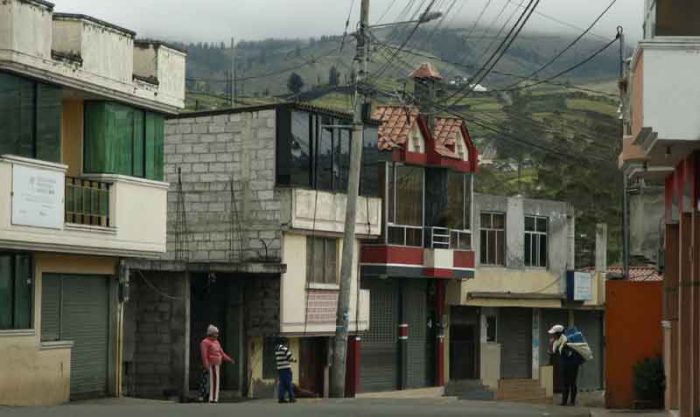 Por la migración se observa unas 200 casas abandonadas en Ambatillo, en Ambato. Foto: Glenda Giacometti / EL COMERCIO