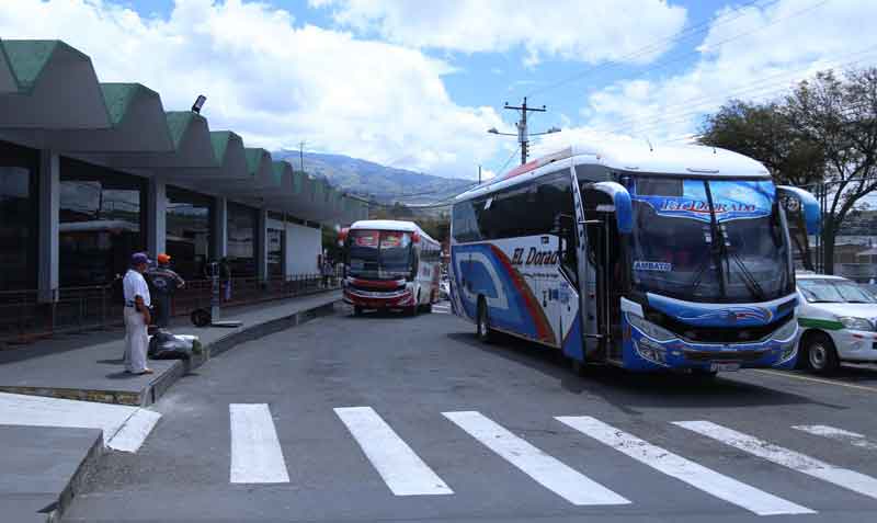 La decisión busca optimizar el funcionamiento de la nueva Terminal Terrestre Sur, en Ambato. Foto: Glenda Giacometti / EL COMERCIO
