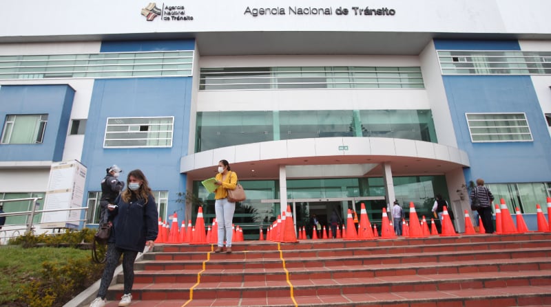 La atención será entre las 08:00 y las 16:30, en tres módulos adicionales que estarán dispuestos solo para este plan en el edificio Matriz de la ANT ubicado en la avenida Occidental, en Quito. Foto: Archivo / EL COMERCIO