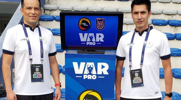 Carlos Orbe (izq.) y Luis Quiroz junto al monitor del VAR, en el estadio Capwell. Foto: Twitter