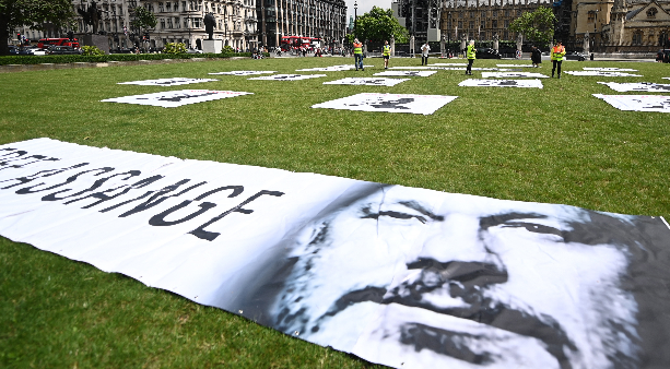 Pancartas del fundador de Wikileaks, Julian Assange, en Parliament Square en Londres, Gran Bretaña, el 3 de julio de 2021. Foto: EFE